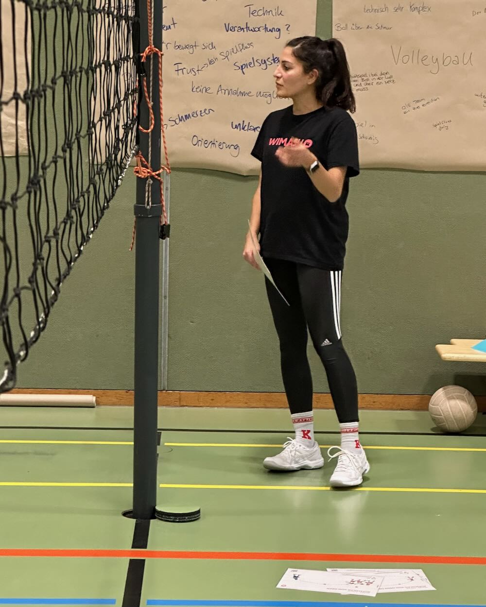 Paradies vom WIMASU-Team leitet eine Fortbildung zum Volleyball in der Sporthalle